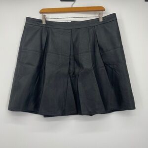 Harvey Bernard faux leather black pleated mini skirt size XL lined